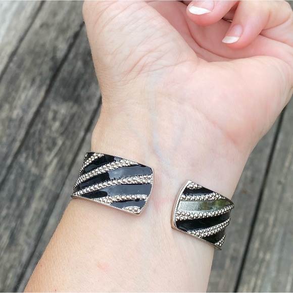 Zebra striped fashion cuff watch Black enamel with marcasite japan movement - Picture 8 of 13